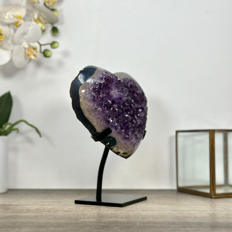 Amethyst-Achat-Herzskulptur mit gebänderter Achatstruktur und violetter Kristallzone