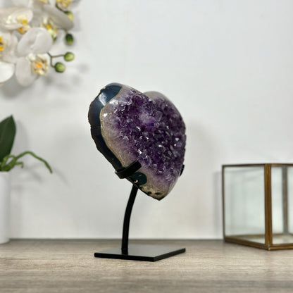 Amethyst-Achat-Herzskulptur mit gebänderter Achatstruktur und violetter Kristallzone