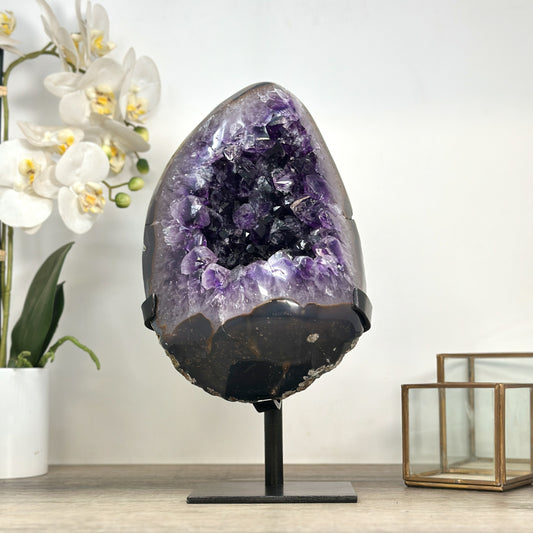 Amethyst-Geode in ovaler Form mit harmonisch verlaufender Kristallstruktur, in exklusiver Premiumqualität
