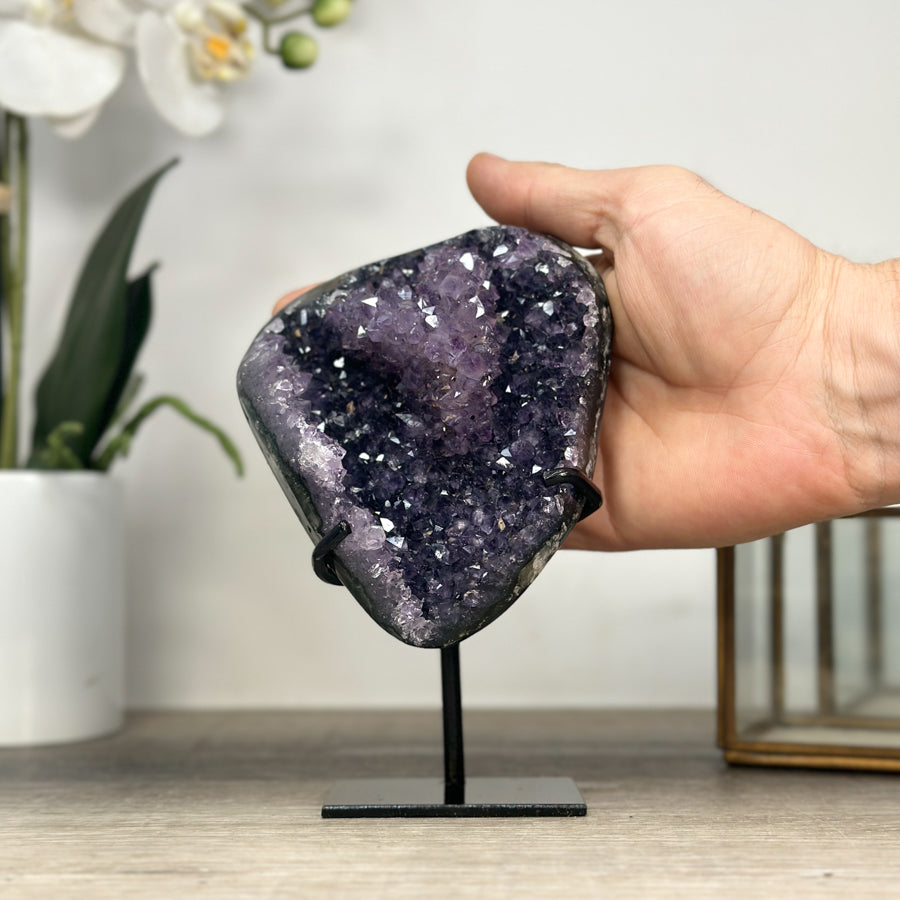 Amethyst-Kristallcluster mit gleichmäßig gewachsener Kristallstruktur