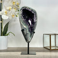 Amethyst-Geode mit präzise definierter Kristallstruktur