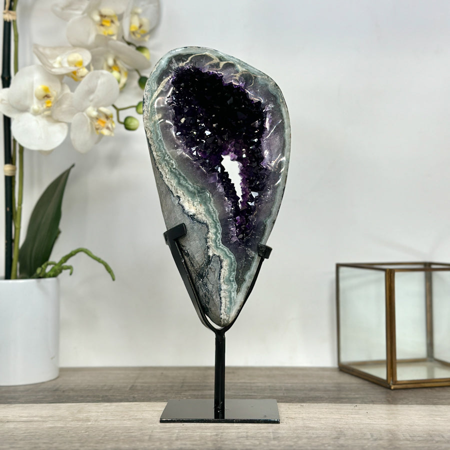 Amethyst-Geode mit präzise definierter Kristallstruktur