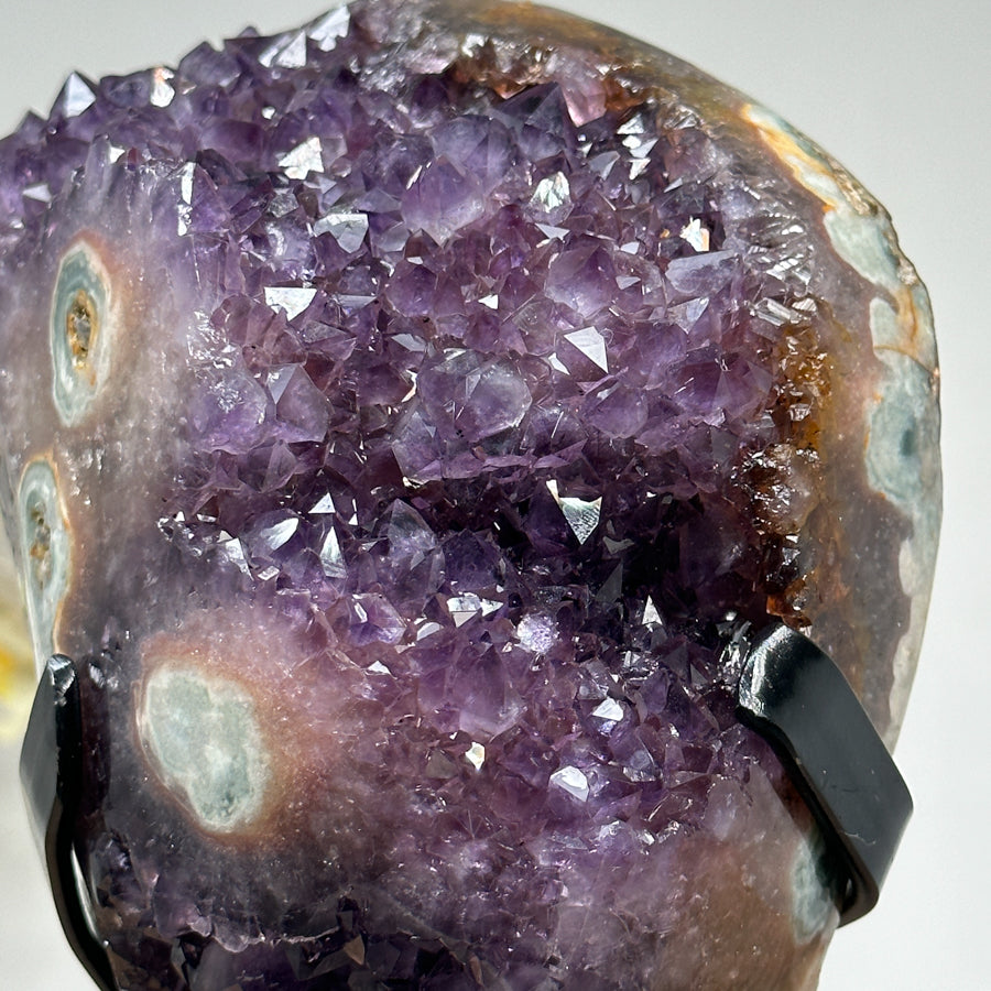 Amethyst-Jaspis-Kristallcluster mit kontrastreicher Mineralmatrix
