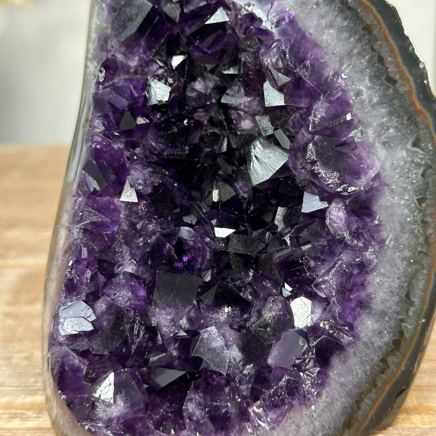 Amethyst-Geode mit dicht gewachsener, tiefvioletter Kristallstruktur