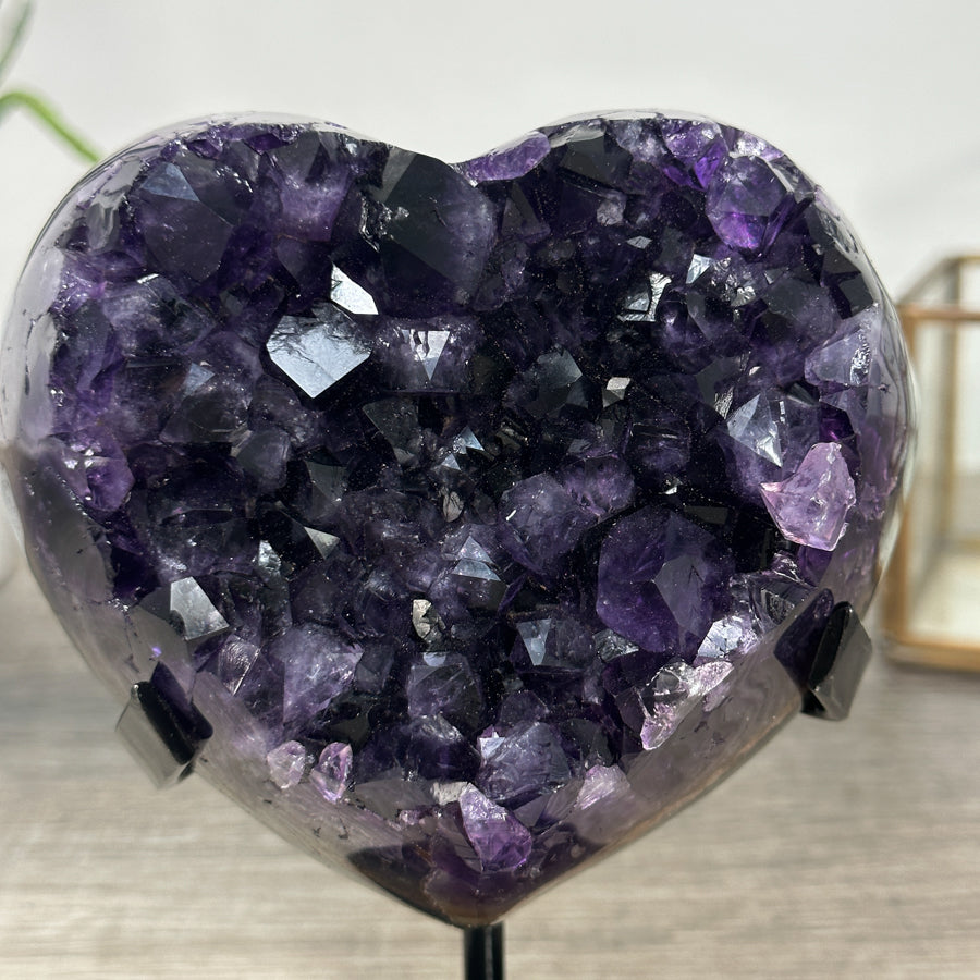 Amethyst-Herz mit tiefvioletter, intensiv schimmernder Kristallstruktur