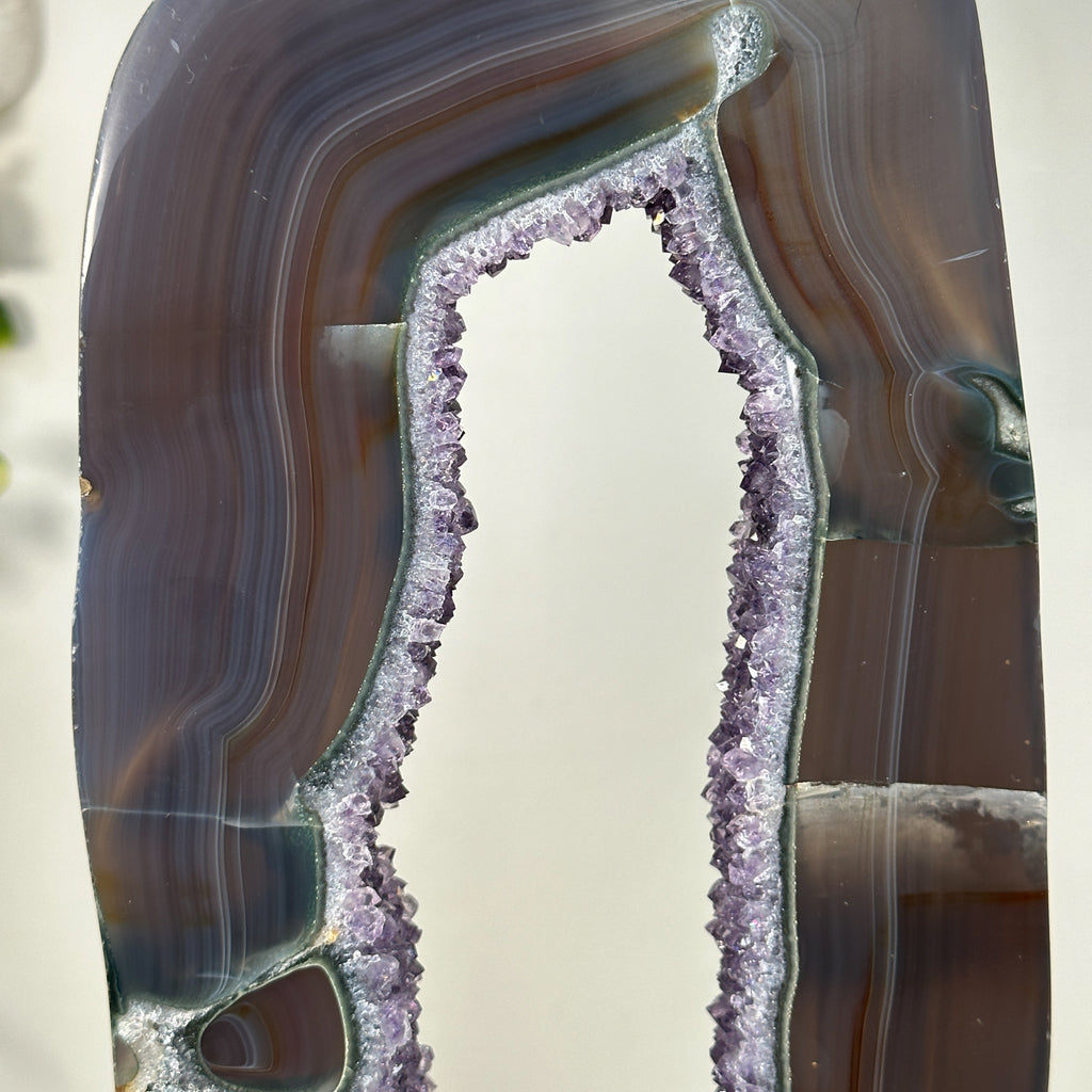 Achat-Portal mit funkelnden Amethyst Kristallen