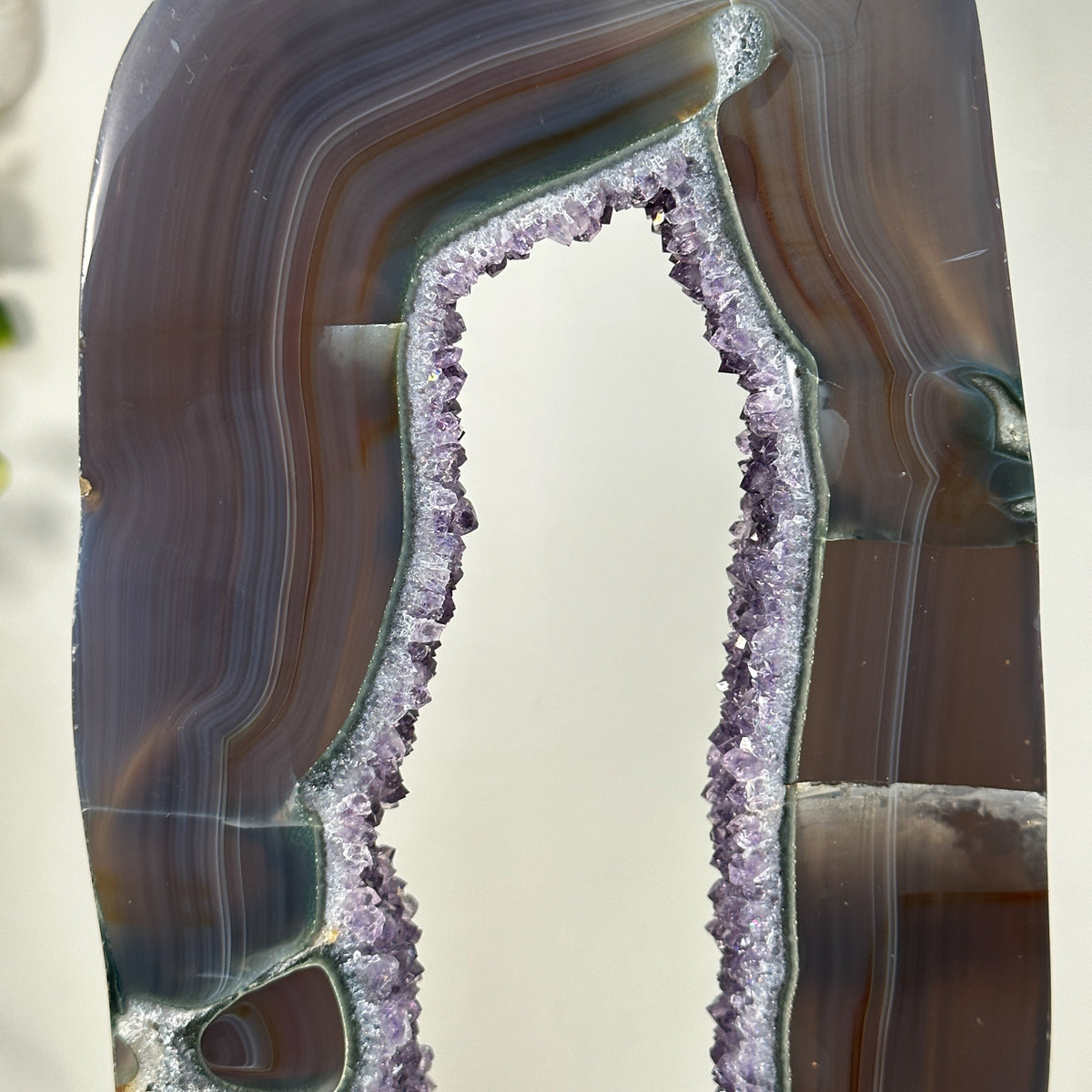 Achat-Portal mit funkelnden Amethyst Kristallen