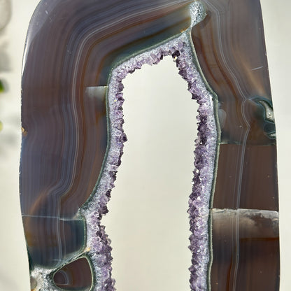 Achat-Portal mit funkelnden Amethyst Kristallen