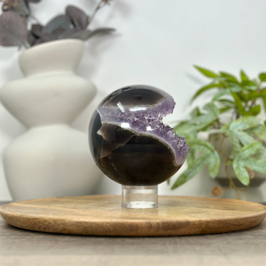 Amethyst-Achat-Steinkugel groß mit gleichmäßiger Kristallstruktur