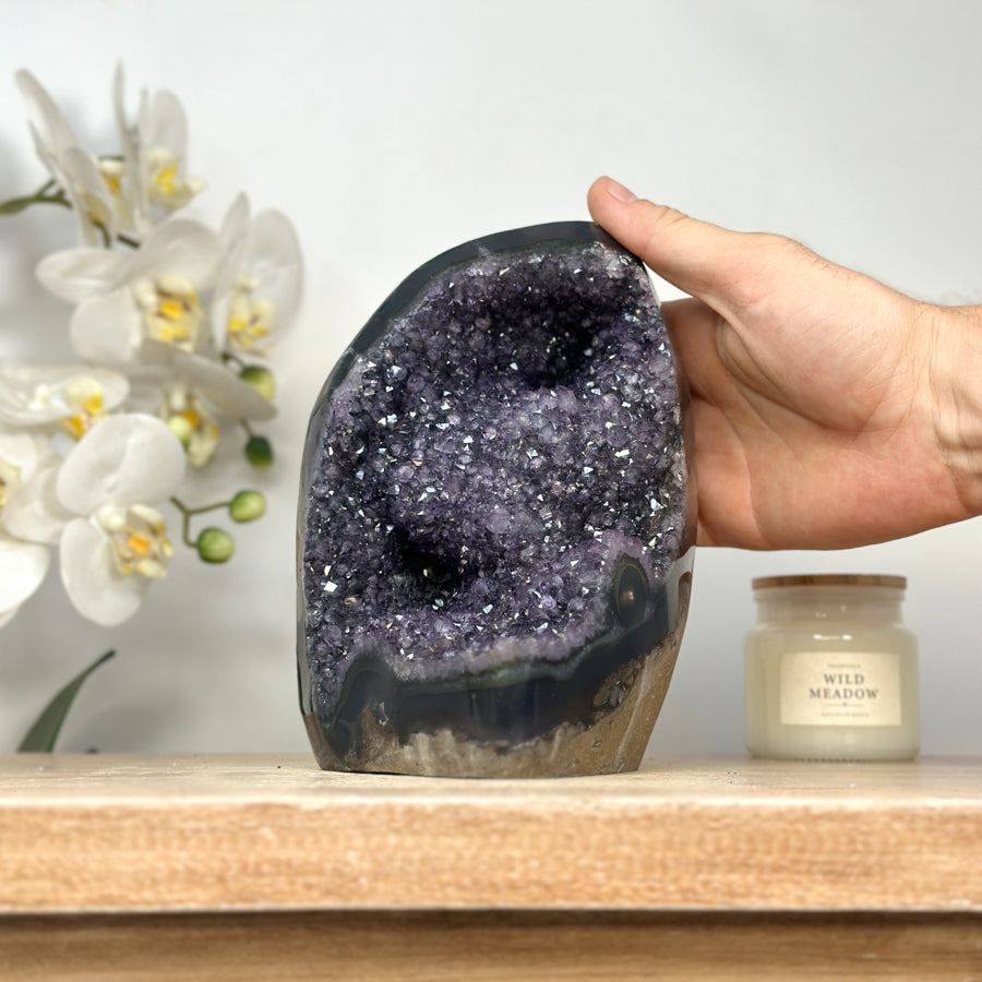 Amethyst-Kathedrale mit Achat-Matrix und klar definierter Kristallstruktur
