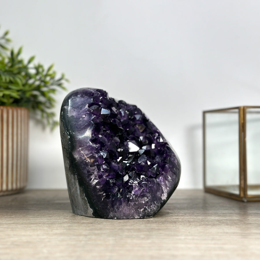 Amethyst-Druse mit tiefvioletter Kristallarchitektur, in hochwertiger Naturqualität
