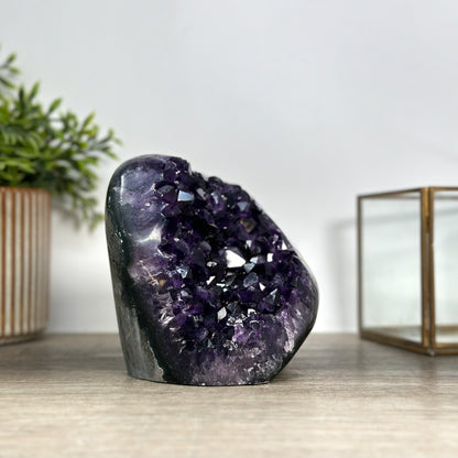 Amethyst-Druse mit tiefvioletter Kristallarchitektur, in hochwertiger Naturqualität