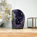 Amethyst-Geode mit aufrechter Standform und kompakter Kristallstruktur