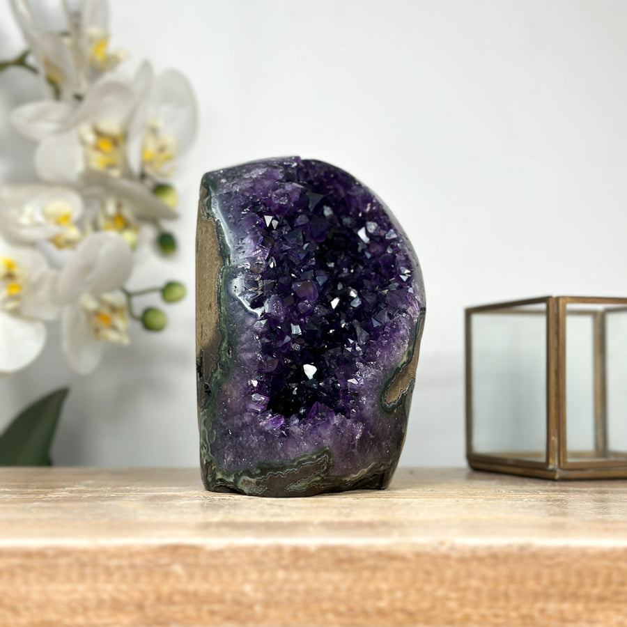 Amethyst-Geode mit aufrechter Standform und kompakter Kristallstruktur