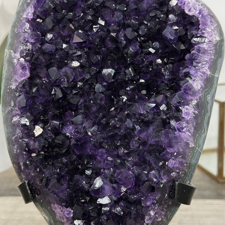 Amethyst-Kristallcluster mit tief gesättigter, violetter Farbzone