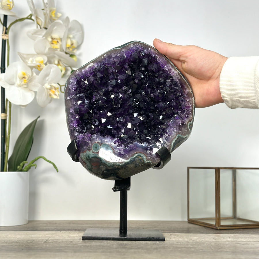 Amethyst-Geode mit dicht gewachsener Kristallstruktur
