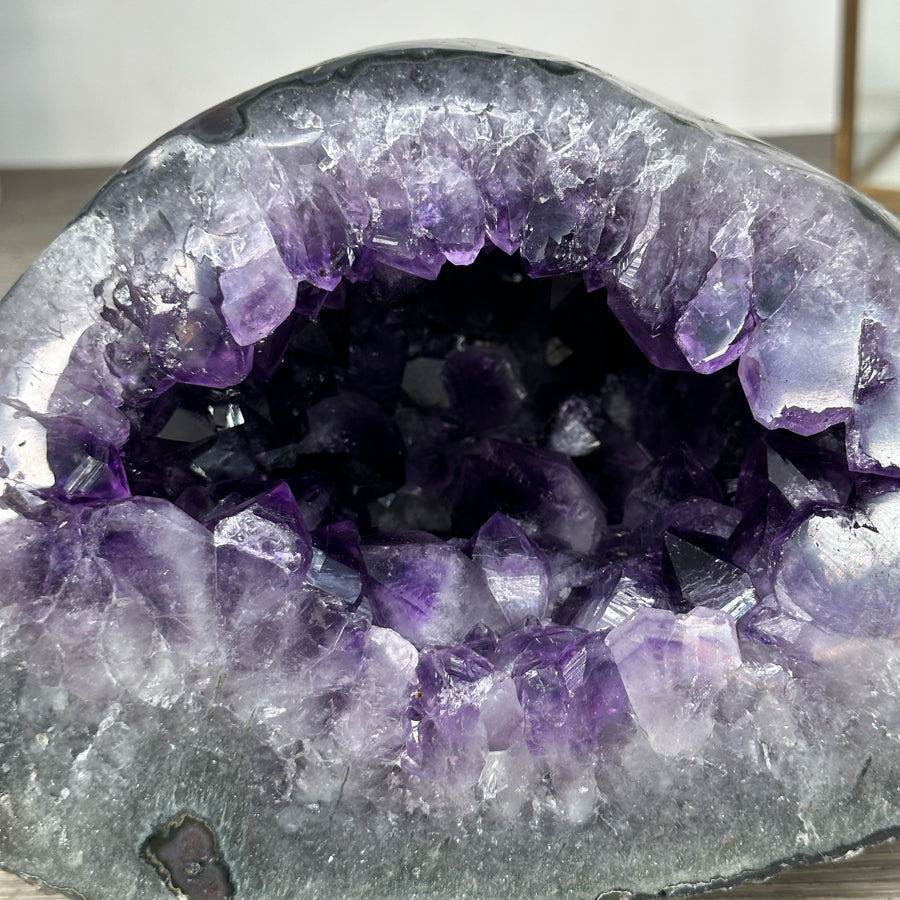 Amethyst-Geode mit präzise ausgebildeter Kristallkammer