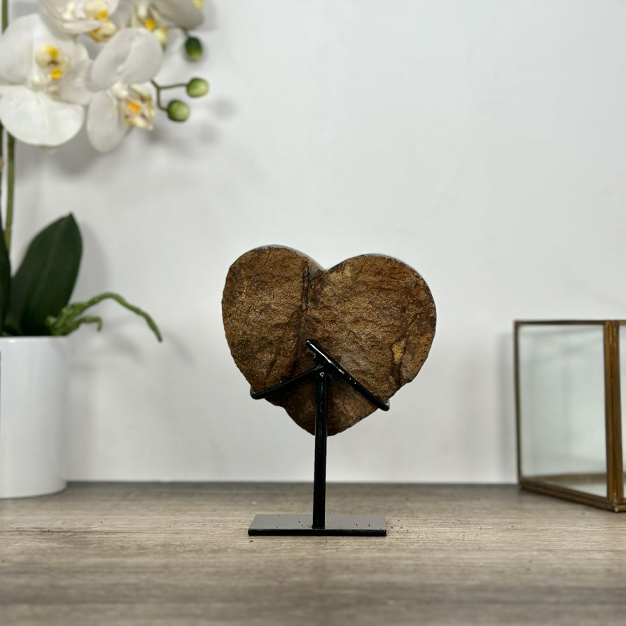 Quarz-Herzskulptur mit kristallklarer, lichtdurchlässiger Quarzstruktur
