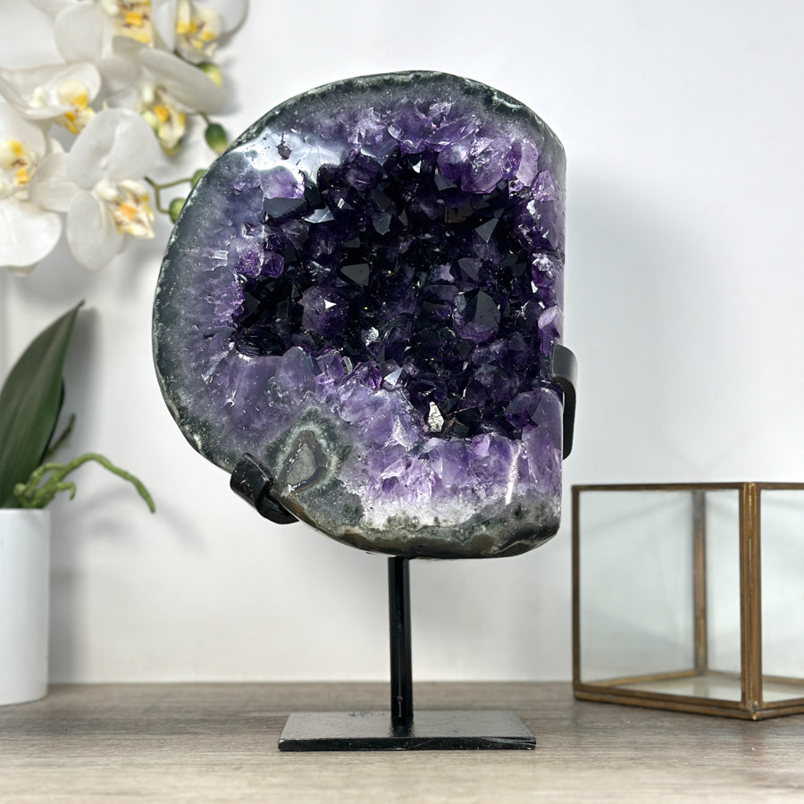Amethyst-Geode XL mit großflächiger, tiefvioletter Kristallzone, in ausgewählter Spitzenqualität