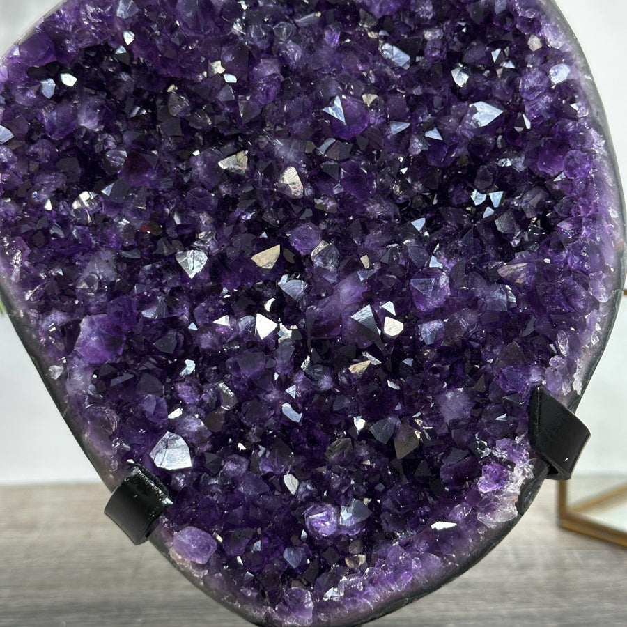 Amethyst-Kristallcluster mit lebendig schimmernder Farbintensität