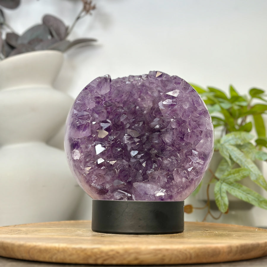Amethyst-Steinkugel mit harmonischer Kristallstruktur und feiner Druzy-Oberfläche