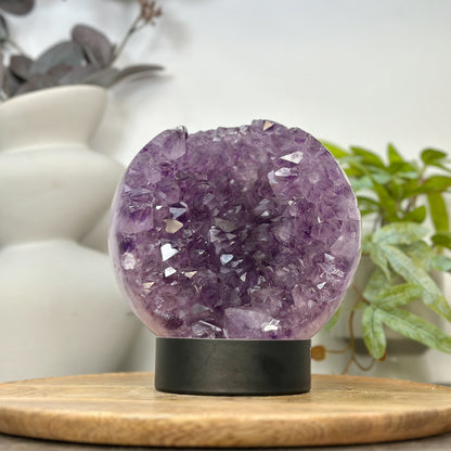 Amethyst-Steinkugel mit harmonischer Kristallstruktur und feiner Druzy-Oberfläche