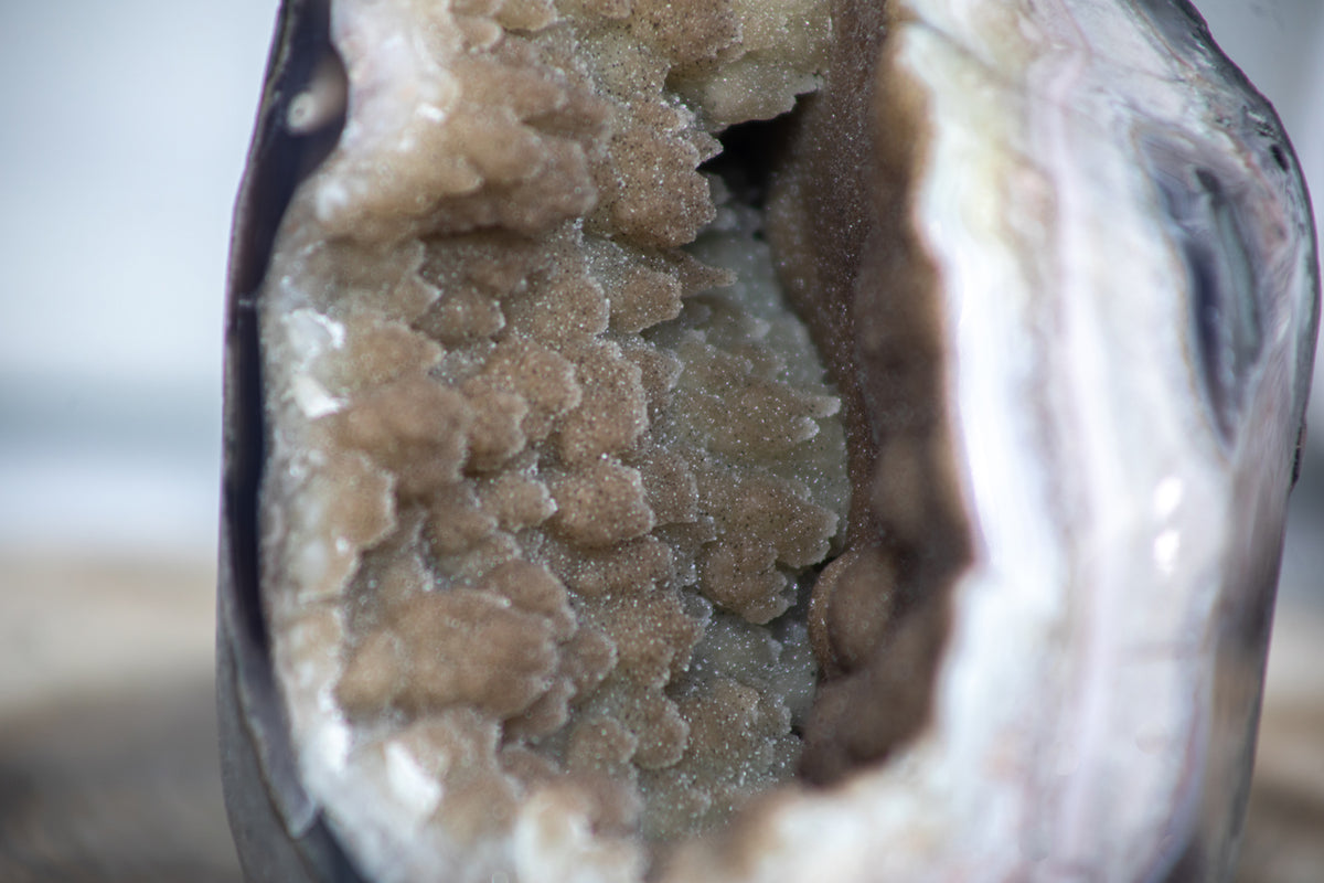 Quarz-Geode mit gelblich schimmernder Druzy-Kristalloberfläche
