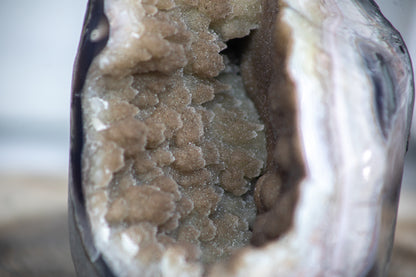 Quarz-Geode mit gelblich schimmernder Druzy-Kristalloberfläche