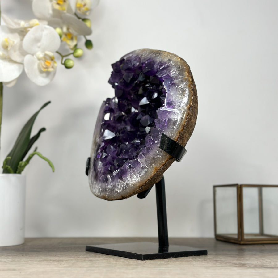 Amethyst-Kristallcluster mit großflächiger, tiefvioletter Kristallstruktur, in hochwertiger Naturqualität