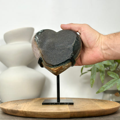 Grüne Quarz-Druzy-Herzskulptur mit kontrastreicher Jaspis-Matrix