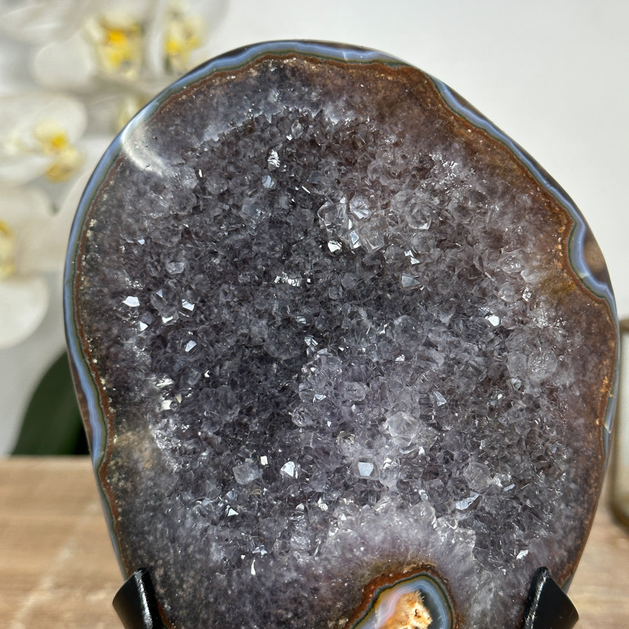 Quarz-Kristallcluster mit blau gebänderter Achat-Schale