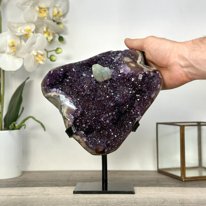 Amethyst-Kristall mit plastischer Kalzitformation und klarer Kristallstruktur