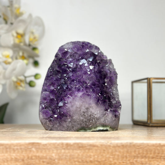 Amethyst-Kathedrale mit ausgeprägter Stalaktitenstruktur und tiefvioletter Kristallauskleidung