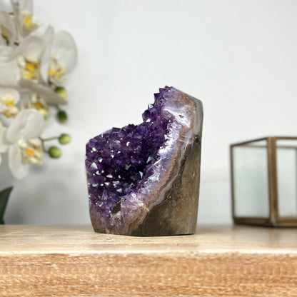 Amethyst-Cluster mit intensiv tiefvioletten Kristallspitzen und klarer Struktur