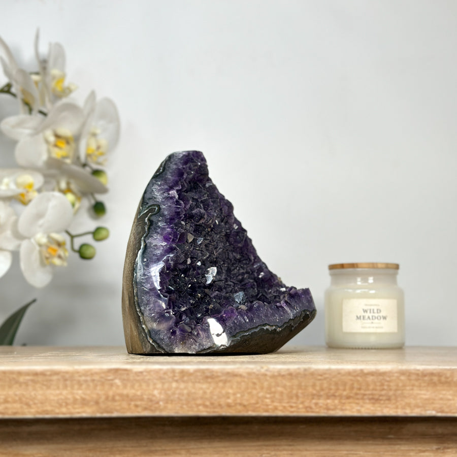 Amethyst-Kathedrale mit fein kristalliner Zuckerquarz-Struktur