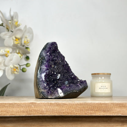 Amethyst-Kathedrale mit fein kristalliner Zuckerquarz-Struktur