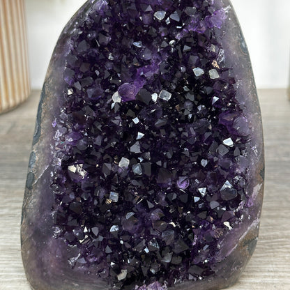 Amethyst-Druse mit dicht gewachsener Kristallfläche und violetten Kristallspitzen