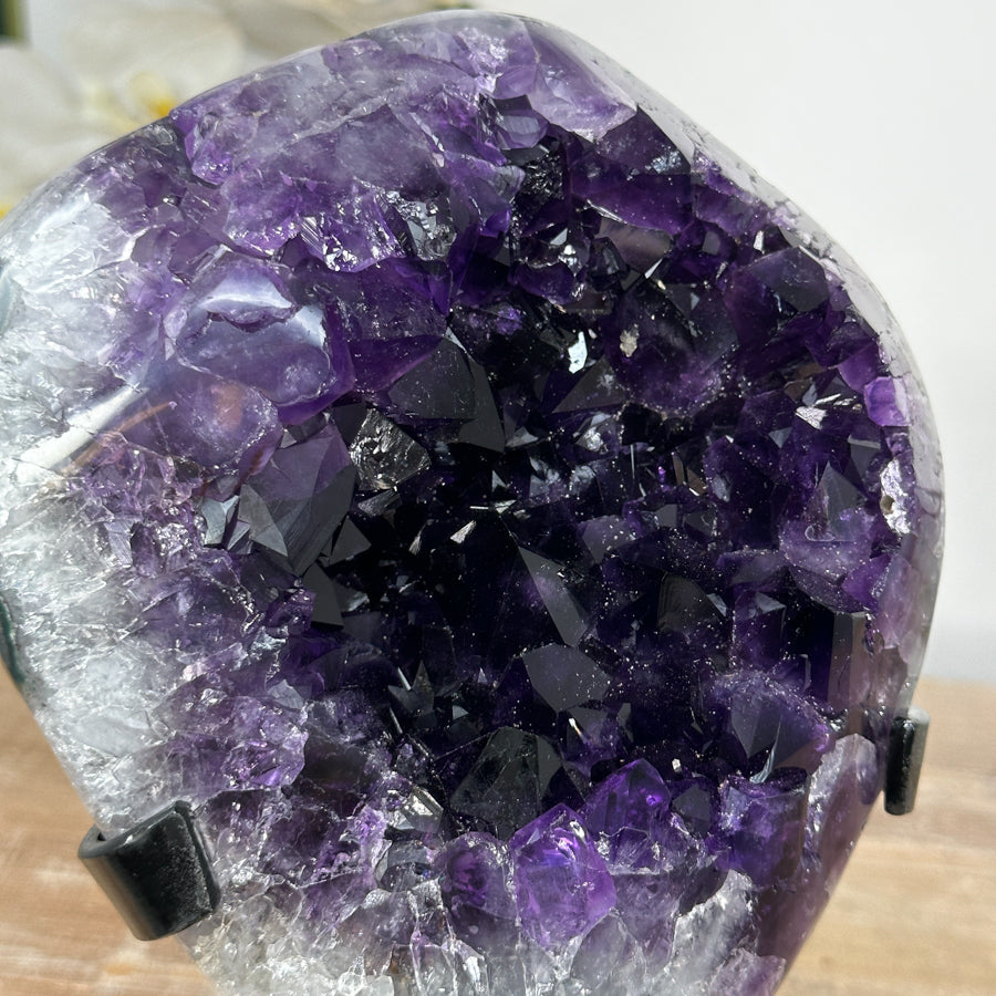 Amethyst-Geode mit großkristalliner, tiefvioletter Oberfläche