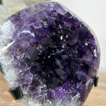 Amethyst-Geode mit großkristalliner, tiefvioletter Oberfläche