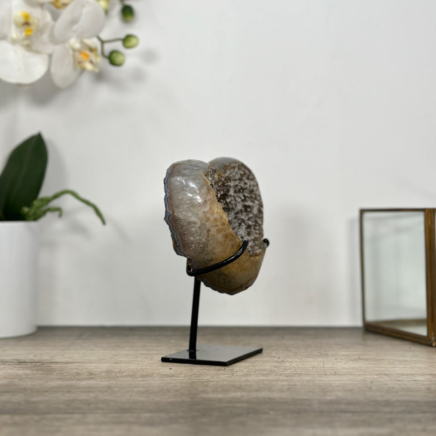 Quarz-Herzskulptur mit kristallklarer, lichtdurchlässiger Quarzstruktur