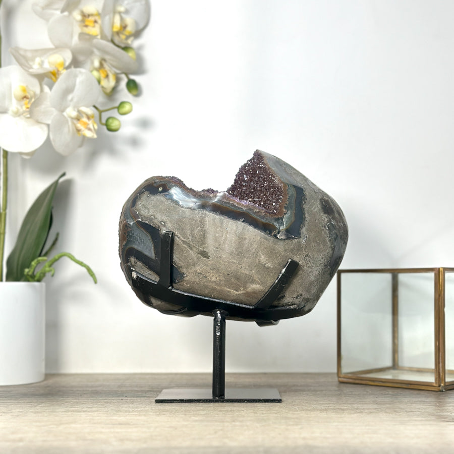 Amethyst-Stalaktitenformation mit vertikaler Tropfsteinstruktur