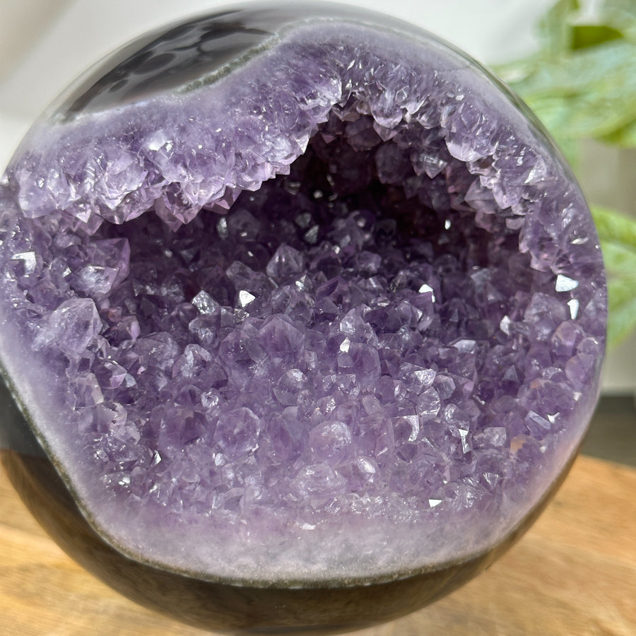 Amethyst-Achat-Steinkugel groß mit gleichmäßiger Kristallstruktur