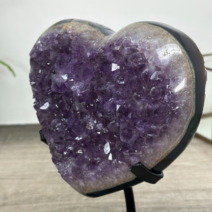 Amethyst-Achat-Herzskulptur mit gebänderter Achatstruktur und violetter Kristallzone