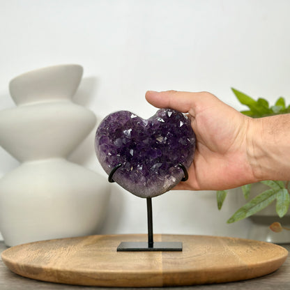 Amethyst-Kristallherz mit dicht gewachsener, purpurner Kristallstruktur
