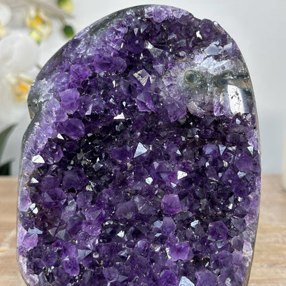 Amethyst-Druse mit großkristalliner, tiefvioletter Kristallstruktur