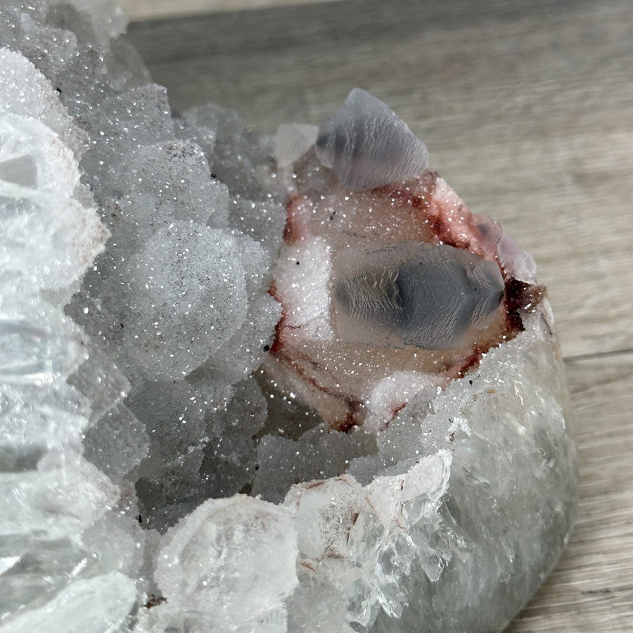 Quarz-Druzy-Geode mit fein auskristallisierter Oberfläche