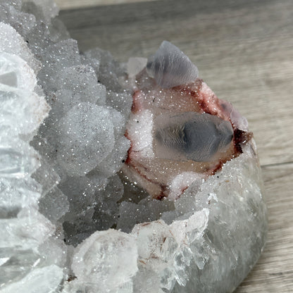 Quarz-Druzy-Geode mit fein auskristallisierter Oberfläche