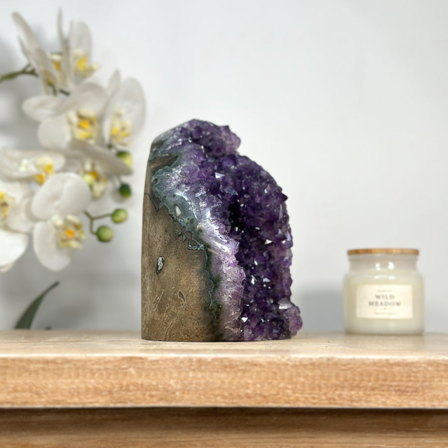 Amethyst-Kathedrale mit architektonisch geöffneter, violetter Kristallkammer