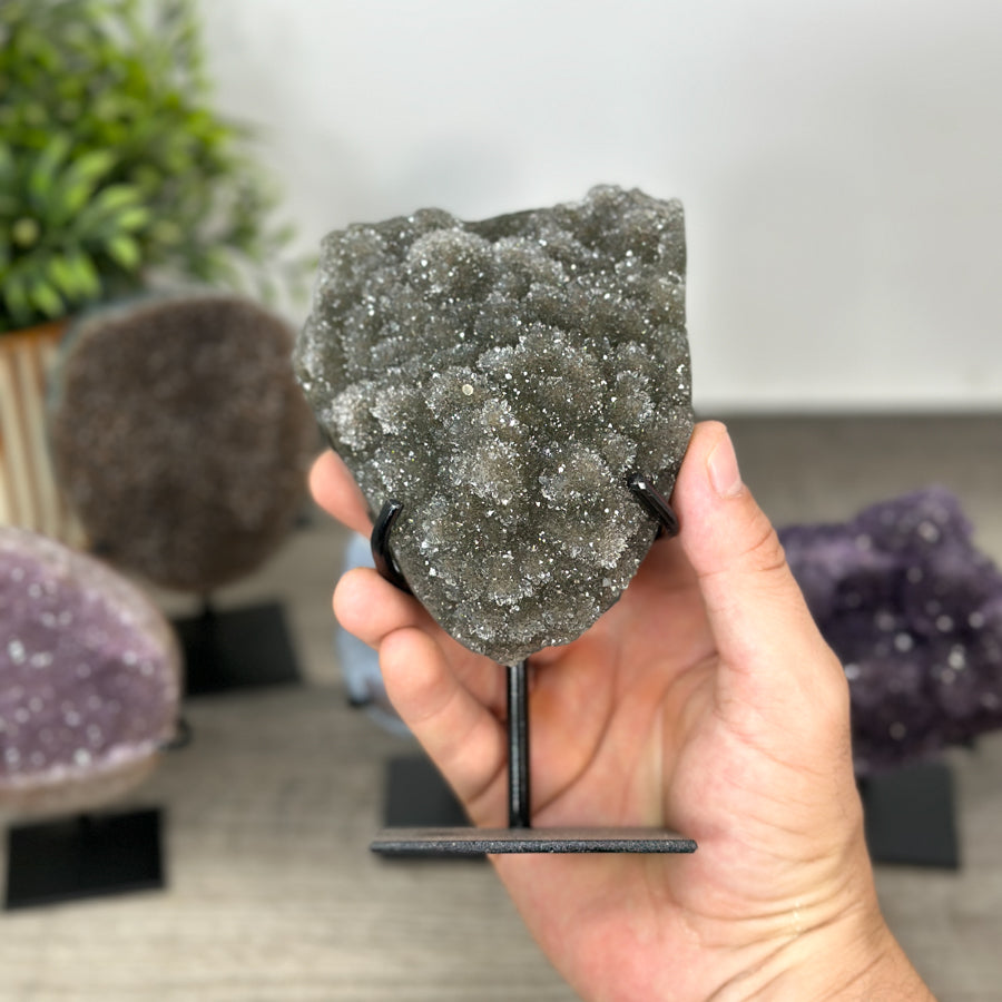 Kristallskulpturen-Set 6-teilig, mit kristallreicher Struktur und kontrastreicher Mineralformation