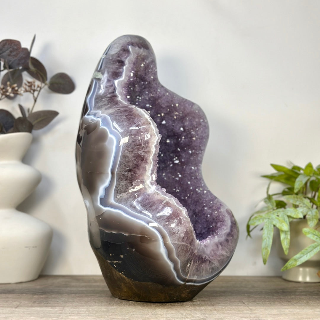 Amethyst-Geode XXL mit massiver raumprägender Präsenz